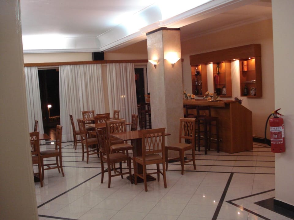 Restaurant/places to eat, Lounge or bar
