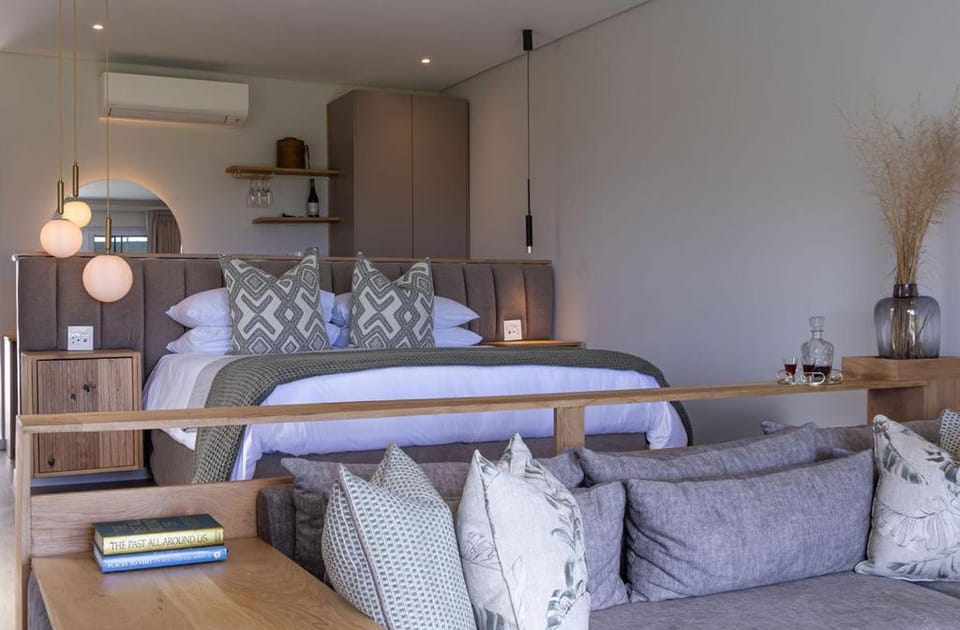 Bed, Seating area