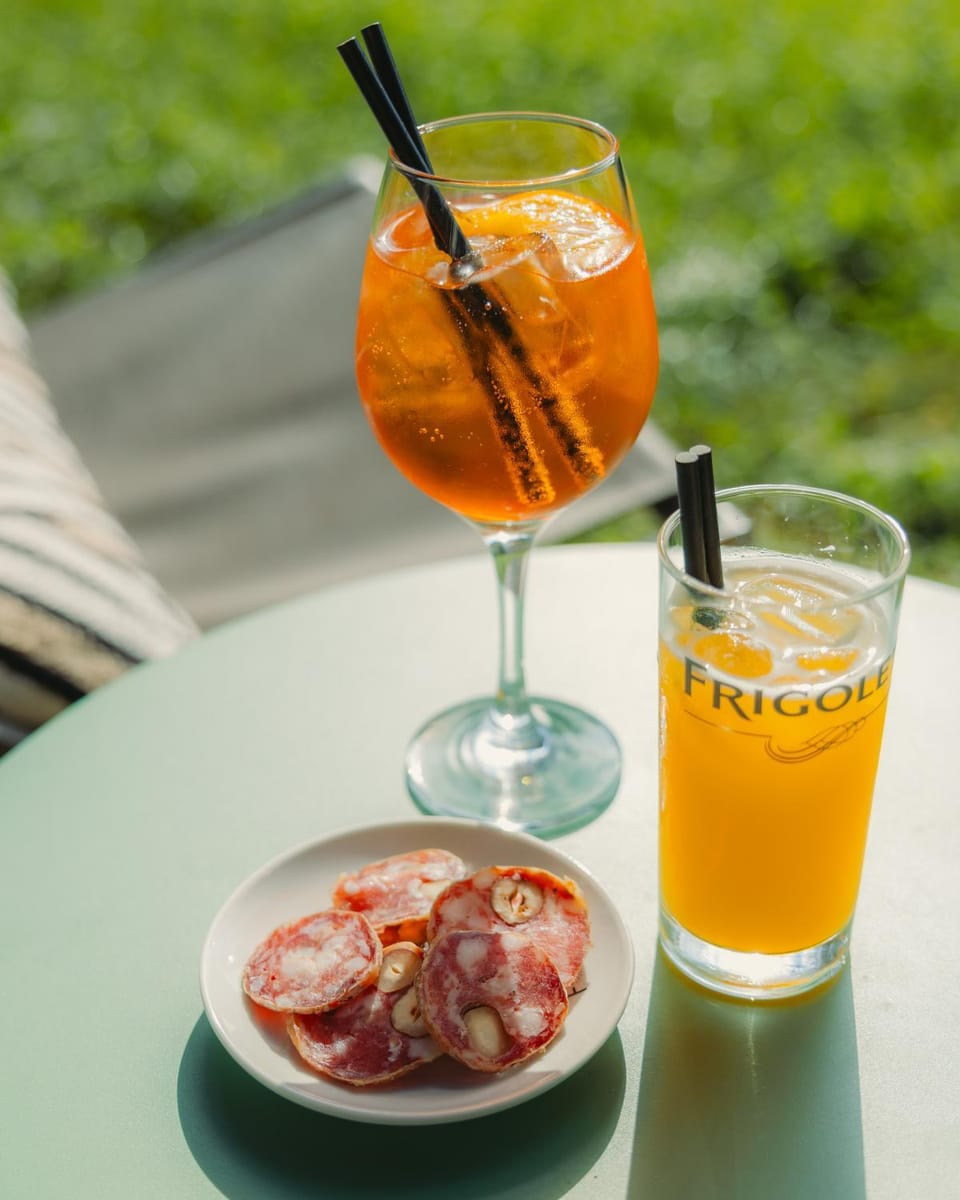 Restaurant/places to eat, Lounge or bar