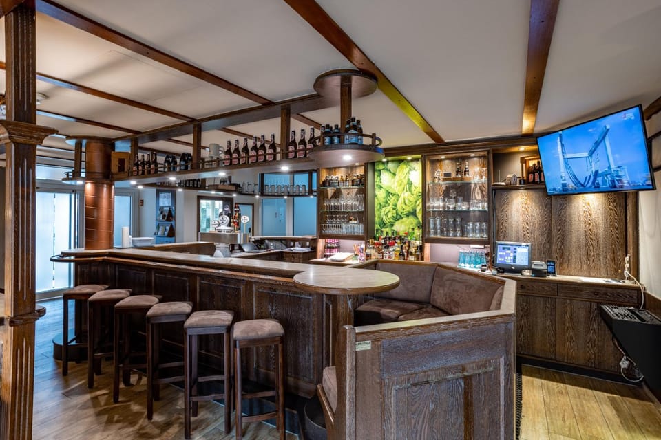 Restaurant/places to eat, Lounge or bar