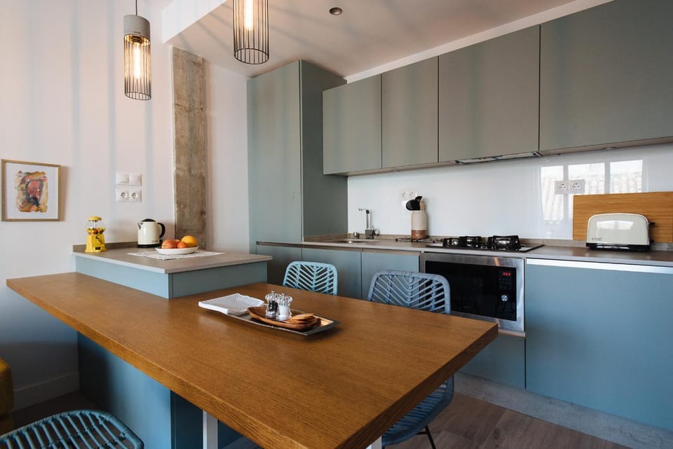 Kitchen or kitchenette, Dining area