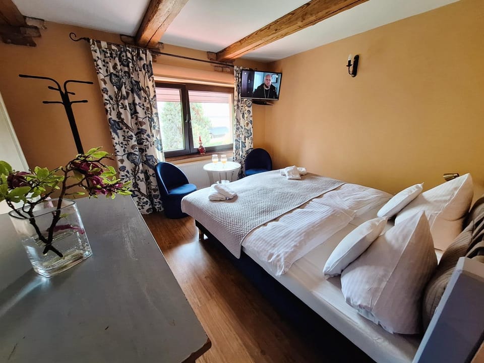Bed, TV and multimedia, Living room, Other, Other, Other, Seating area