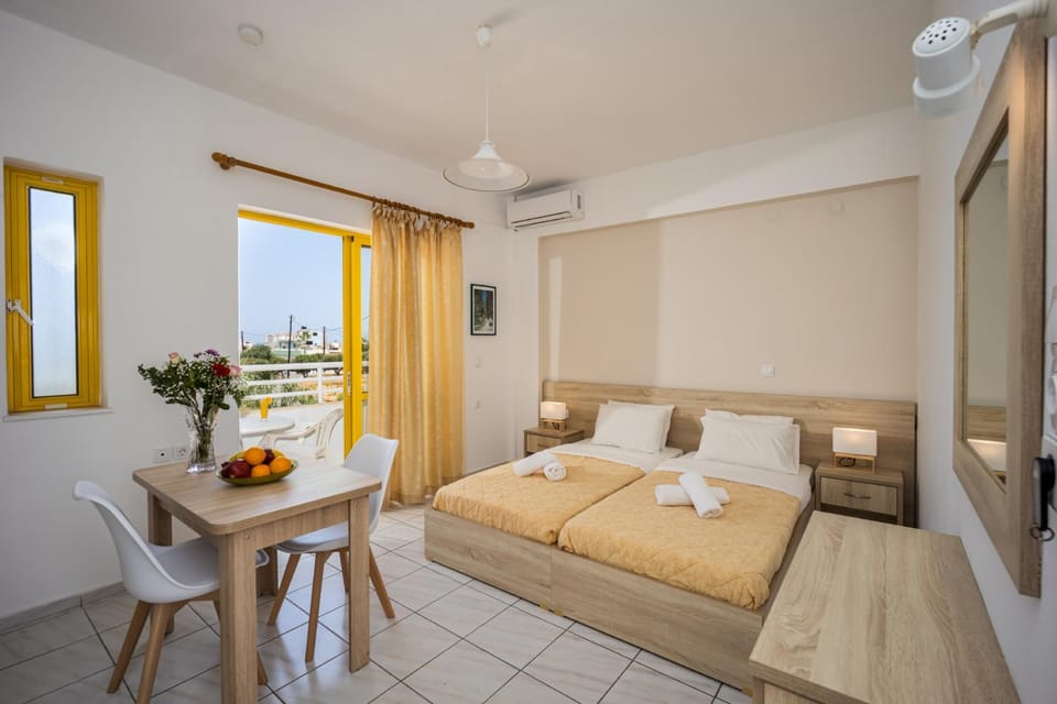 Bed, Photo of the whole room, Dining area, Bedroom, towels