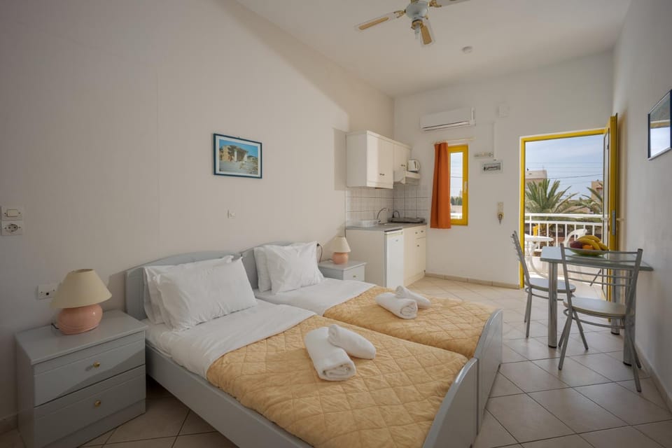 Bed, Photo of the whole room, Dining area, fireplace, towels