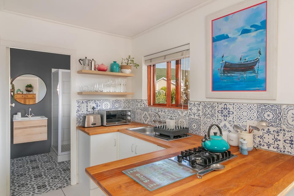 Kitchen or kitchenette, minibar, stove, toaster