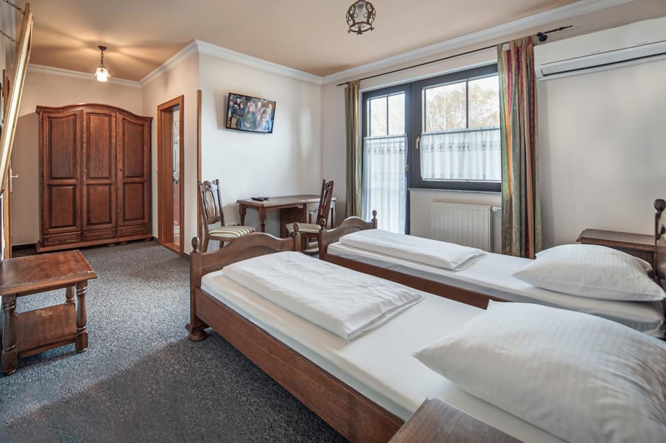 View (from property/room), Photo of the whole room, Seating area, Bedroom