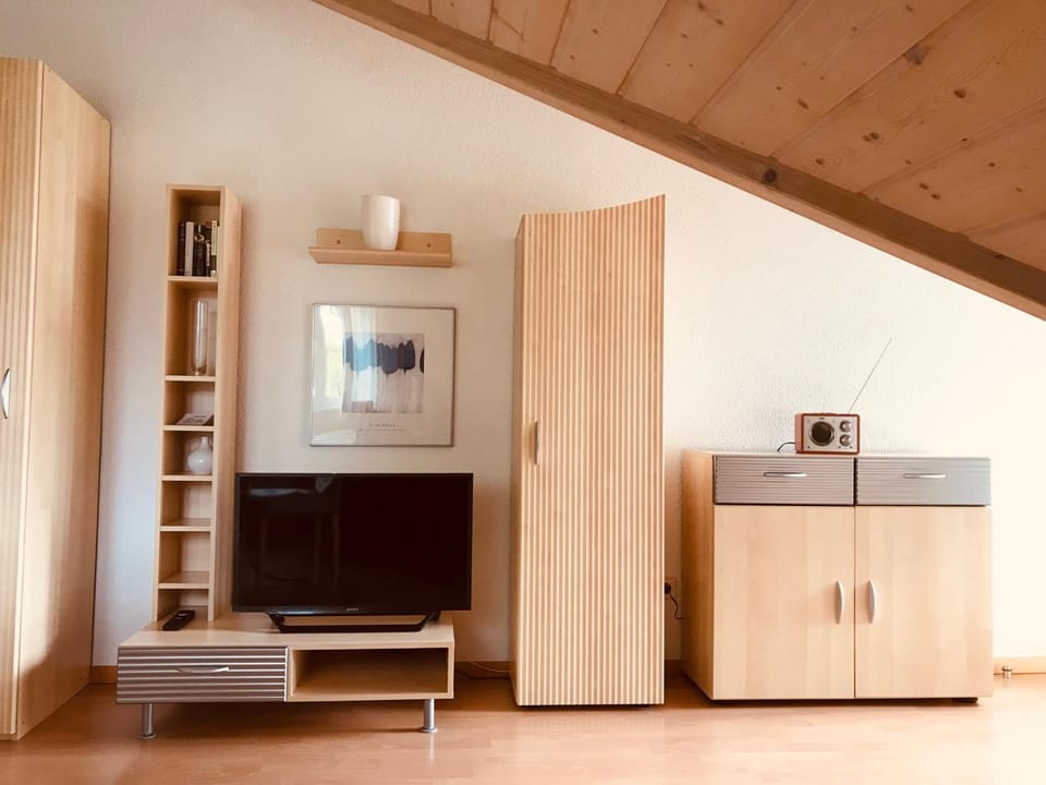 Photo of the whole room, Decorative detail