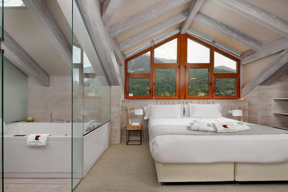 Bed, Photo of the whole room, Mountain view