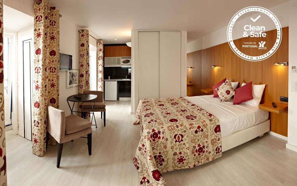 TV and multimedia, Photo of the whole room, Bedroom, Certificate/Award, internet, wardrobe