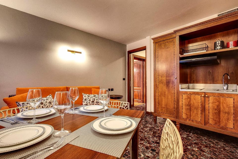 Kitchen or kitchenette, Dining area
