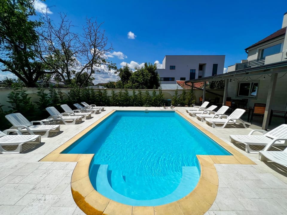 Swimming pool, Swimming pool