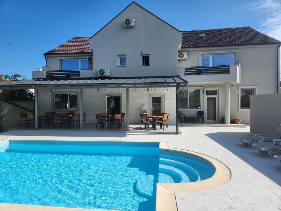 Swimming pool, Swimming pool