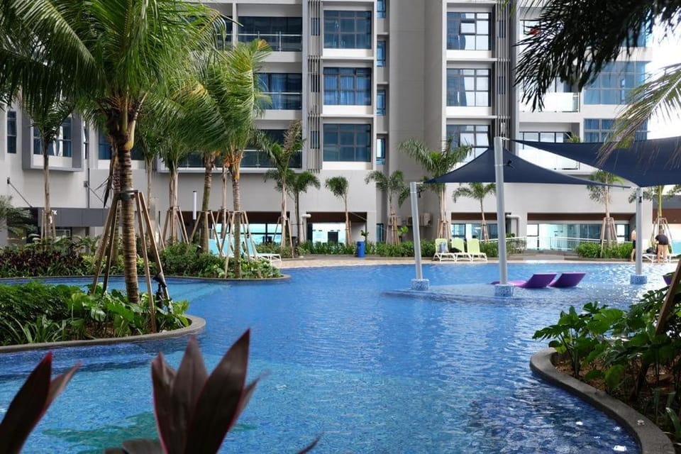 Property building, Day, Garden, Garden view, Pool view, Swimming pool, Swimming pool, sunbed