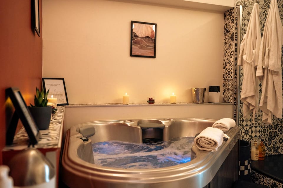Hot Tub, Bathroom