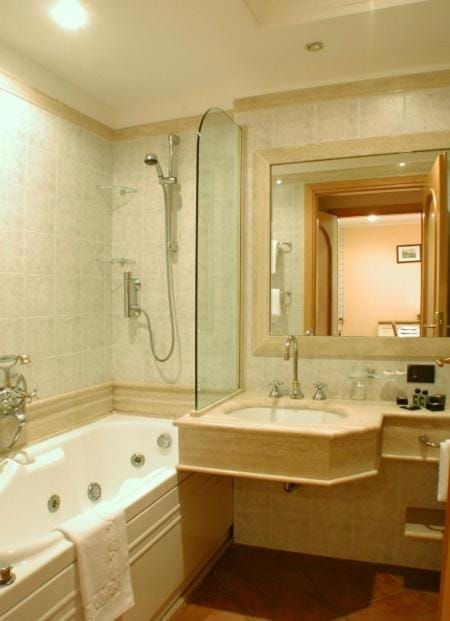 Hot Tub, Bathroom