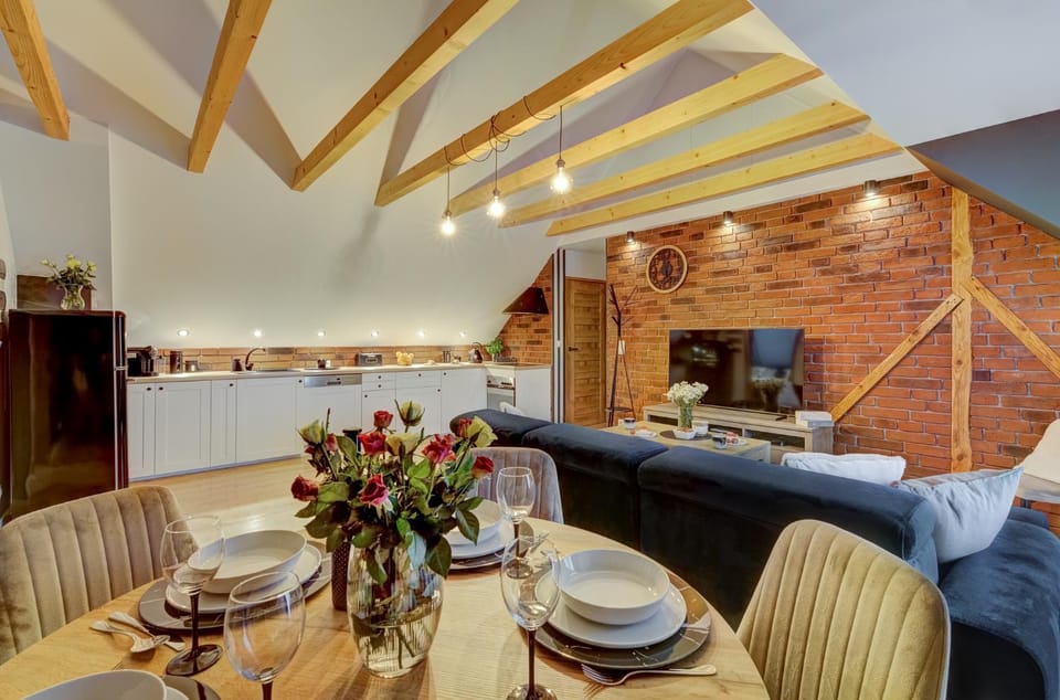 TV and multimedia, Living room, Food and drinks, Seating area, Dining area