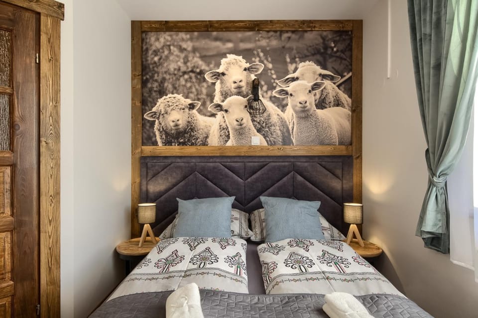 Bed, Photo of the whole room, Decorative detail, Bedroom