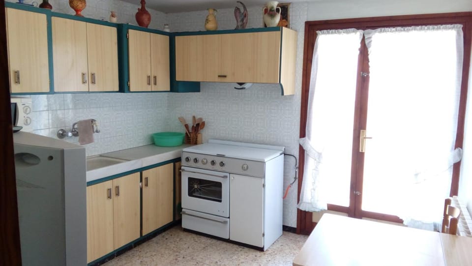 Kitchen or kitchenette, pet friendly, stove