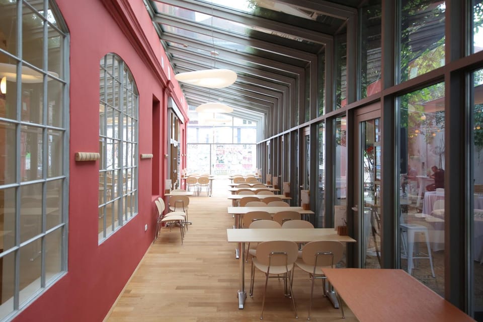 Restaurant/places to eat, Lounge or bar