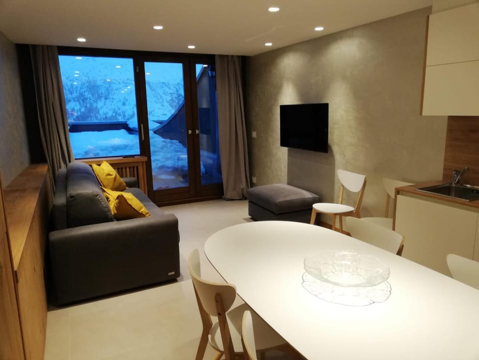 Living room, Dining area