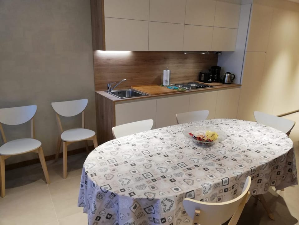 Kitchen or kitchenette, Dining area