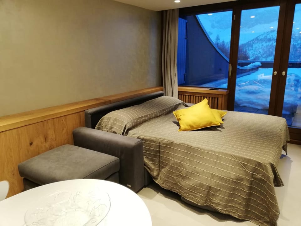 Bed, Living room