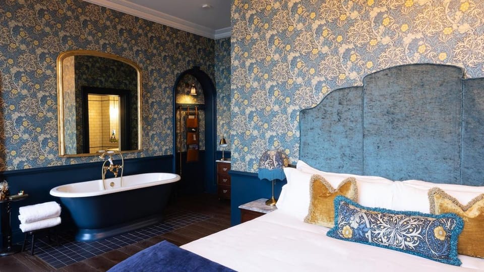 Photo of the whole room, Bath