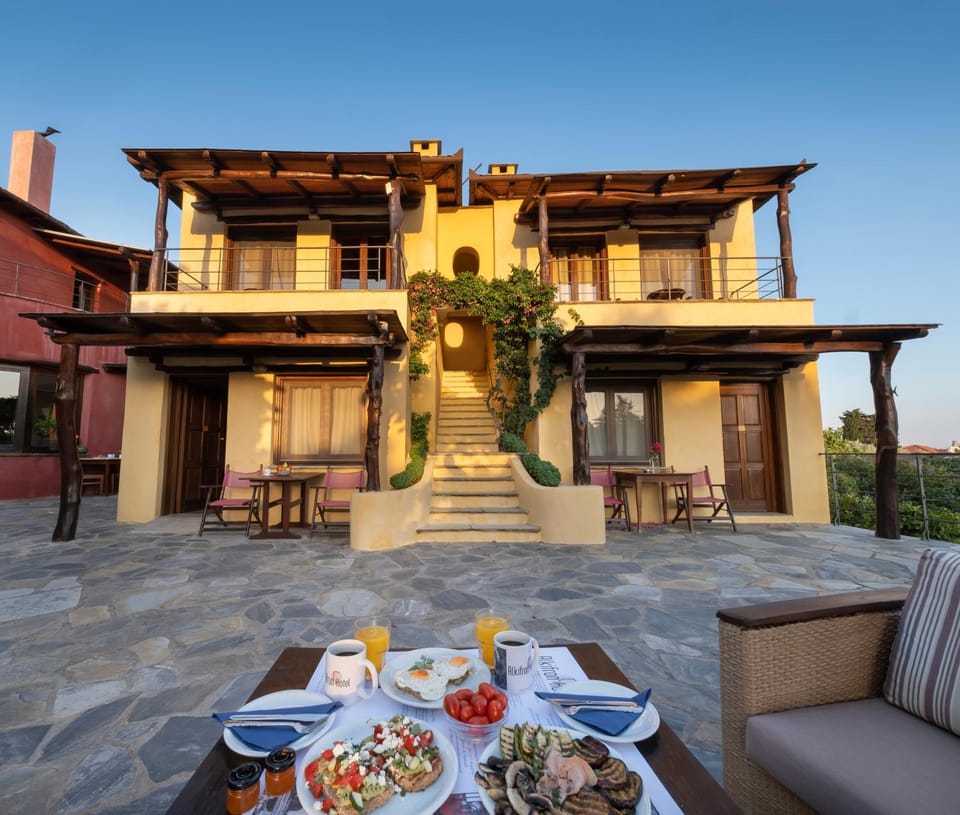 Property building, Patio, Balcony/Terrace, Food and drinks, Seating area, Internal: Not applicable to any particular room