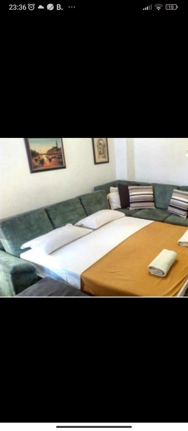 Bed, Living room, Photo of the whole room, Seating area