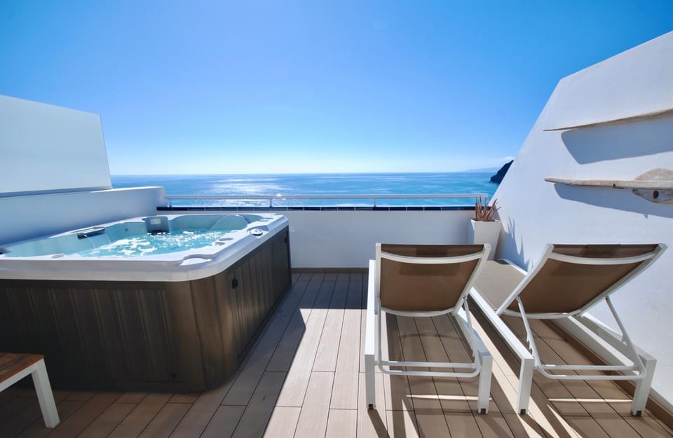 Balcony/Terrace, Sea view, Swimming pool
