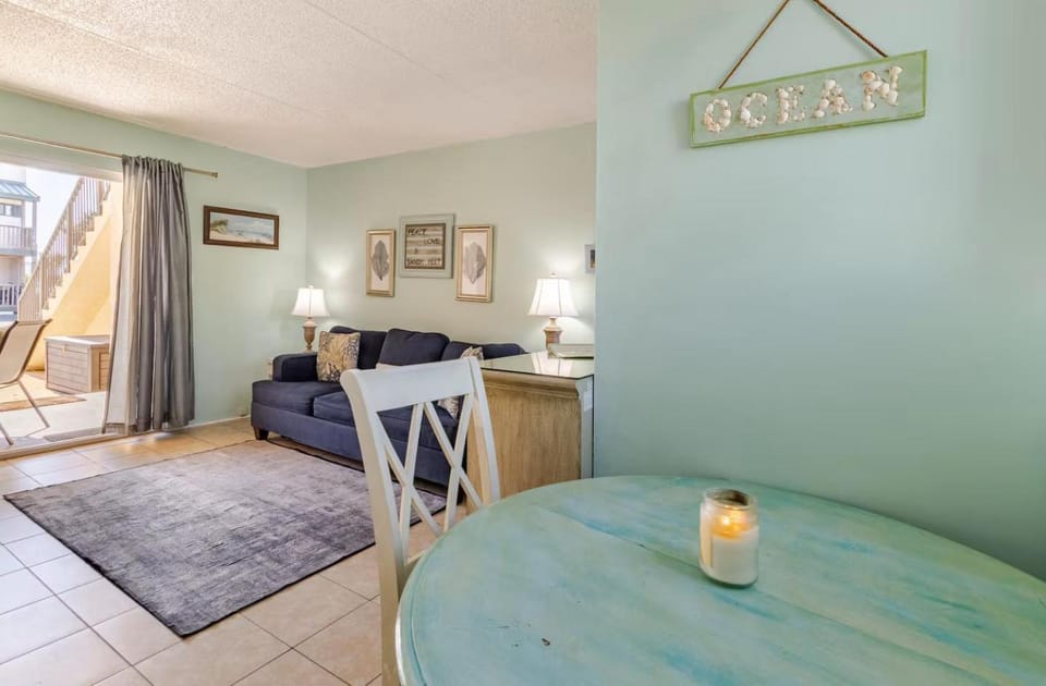Bed, Seating area, Dining area
