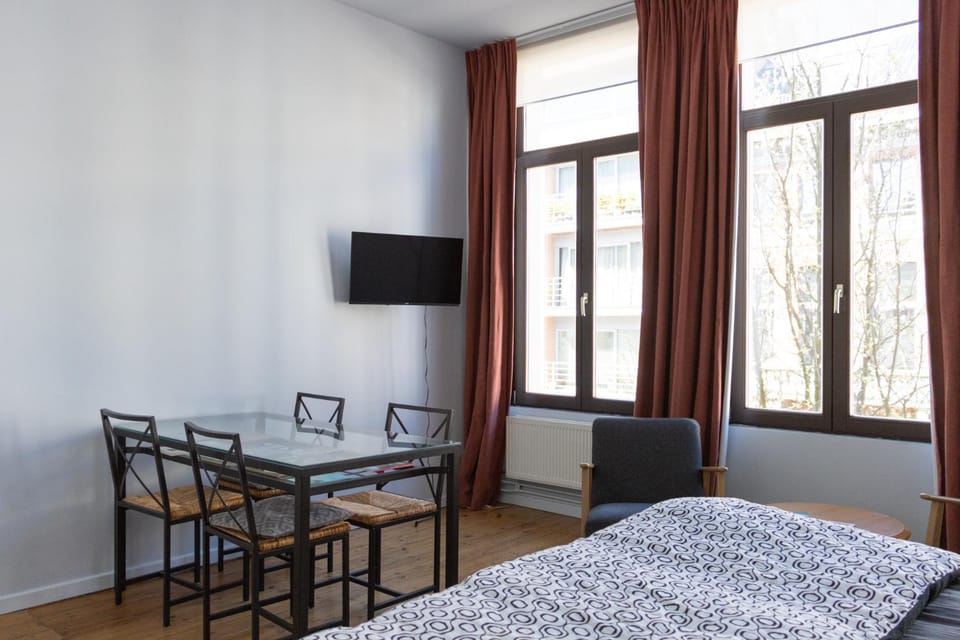 TV and multimedia, Seating area, Dining area