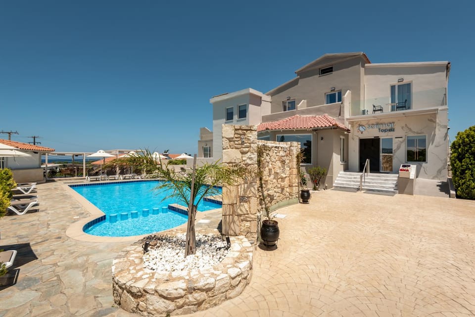 Property building, Day, Pool view, Swimming pool, sunbed