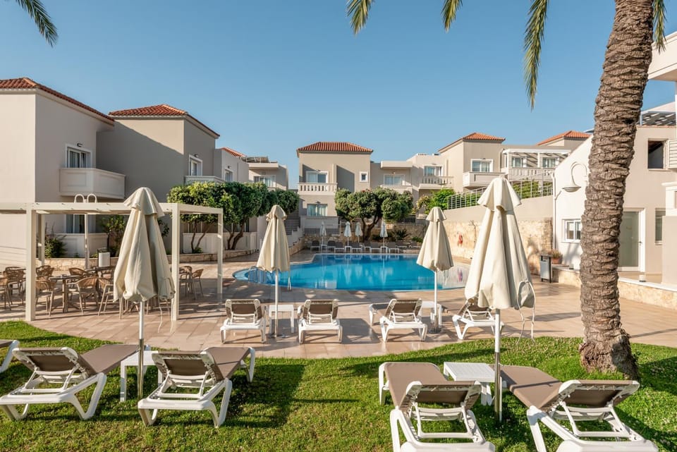 Property building, Day, Garden, Pool view, Swimming pool, sunbed