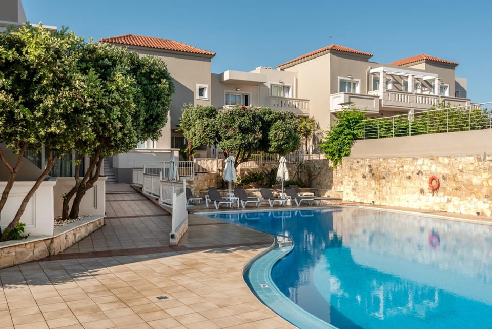 Property building, Day, Pool view, Swimming pool, sunbed