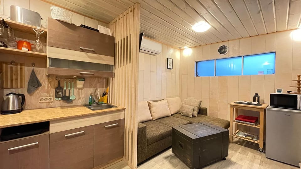 Coffee/tea facilities, Kitchen or kitchenette, Living room, Seating area, Dining area, stove, air conditioner