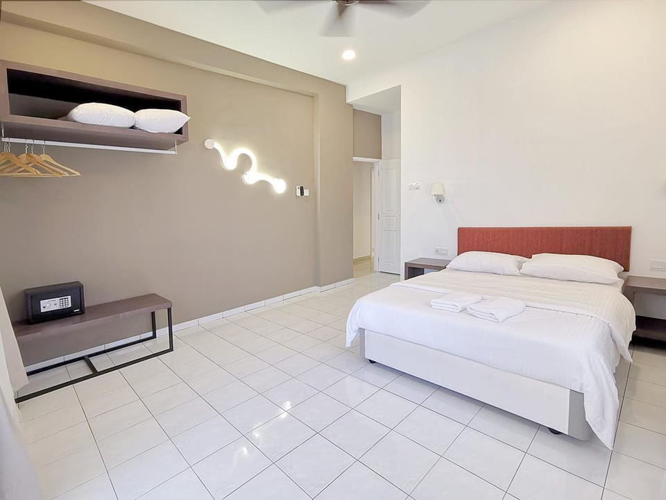 Bed, Bathroom, Photo of the whole room, Bedroom