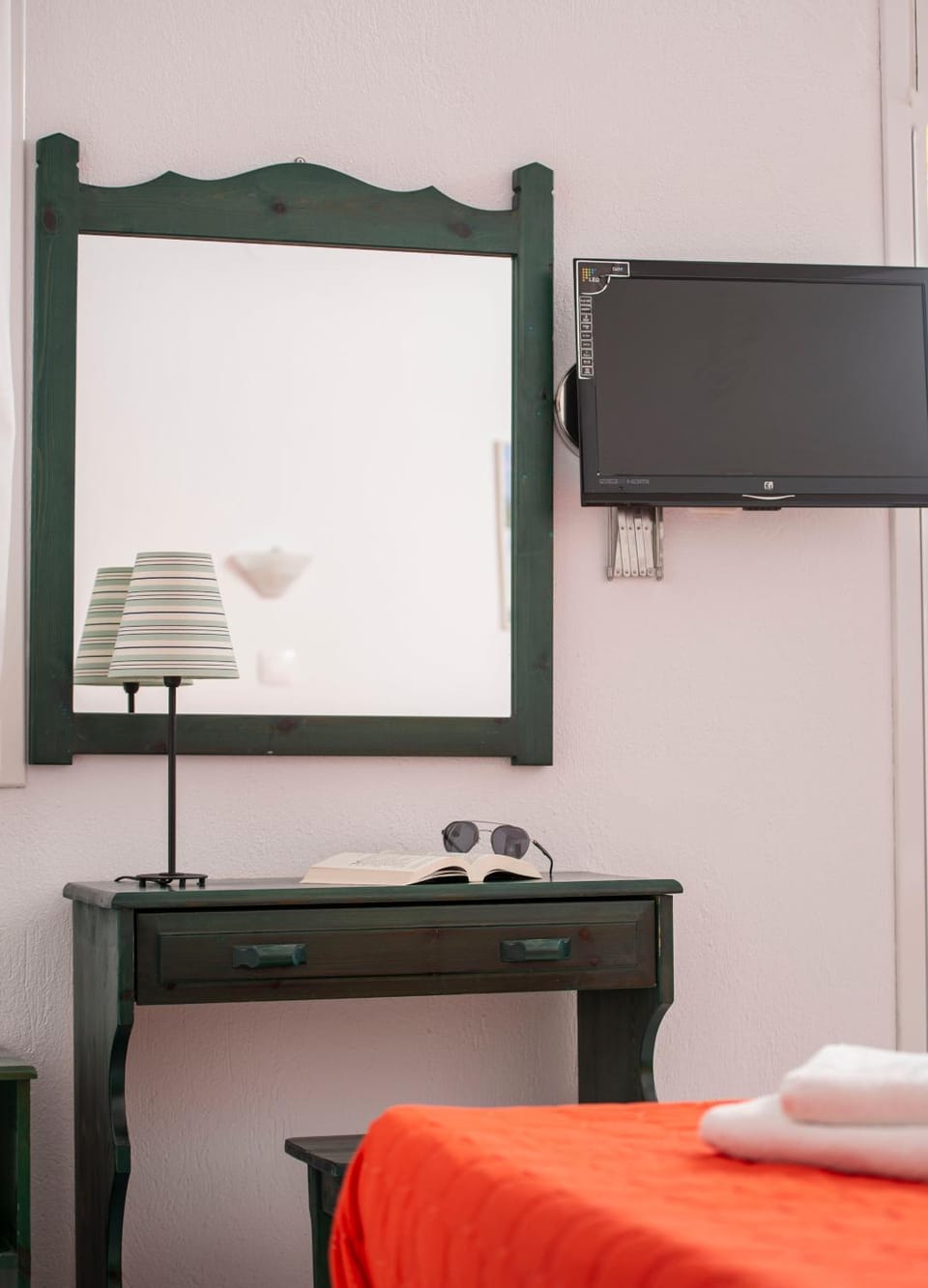 TV and multimedia, Photo of the whole room, Bedroom