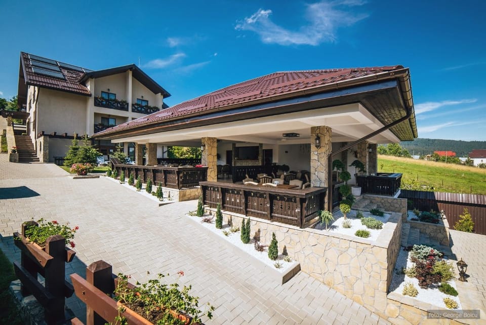 Property building, Garden, Balcony/Terrace