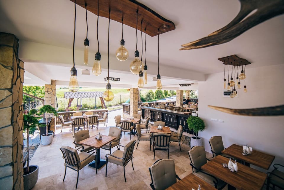 Restaurant/places to eat, Balcony/Terrace, Decorative detail, On site