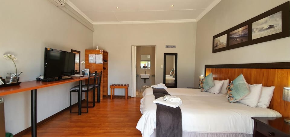 Shower, Toilet, Bed, TV and multimedia, Coffee/tea facilities, Bedroom