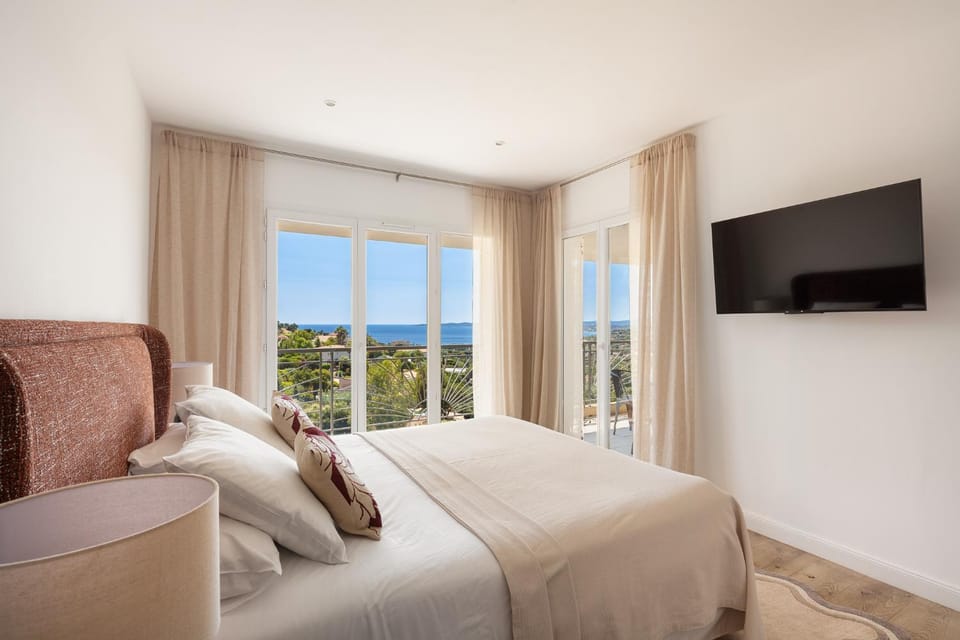 Bed, TV and multimedia, Bedroom, Sea view