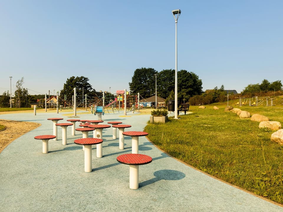 Nearby landmark, Off site, Neighbourhood, Natural landscape, Children play ground, children, young children, older children, group of guests, Family