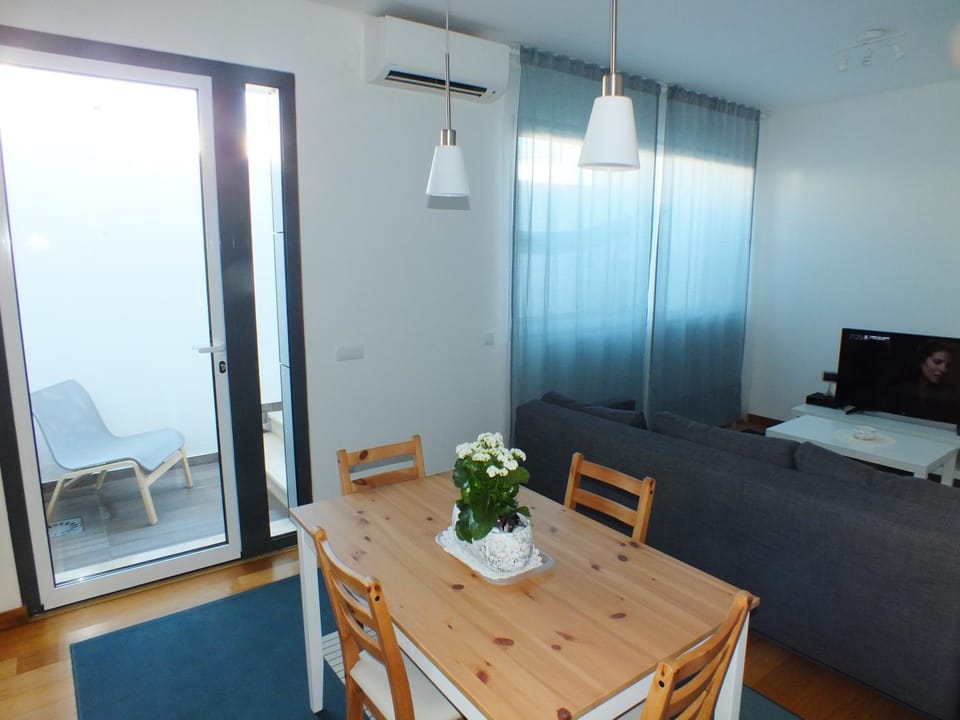 TV and multimedia, Living room, Seating area, Dining area, air conditioner