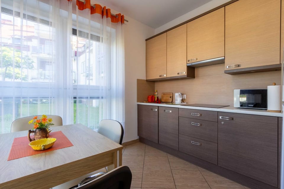 Kitchen or kitchenette, Dining area, stove
