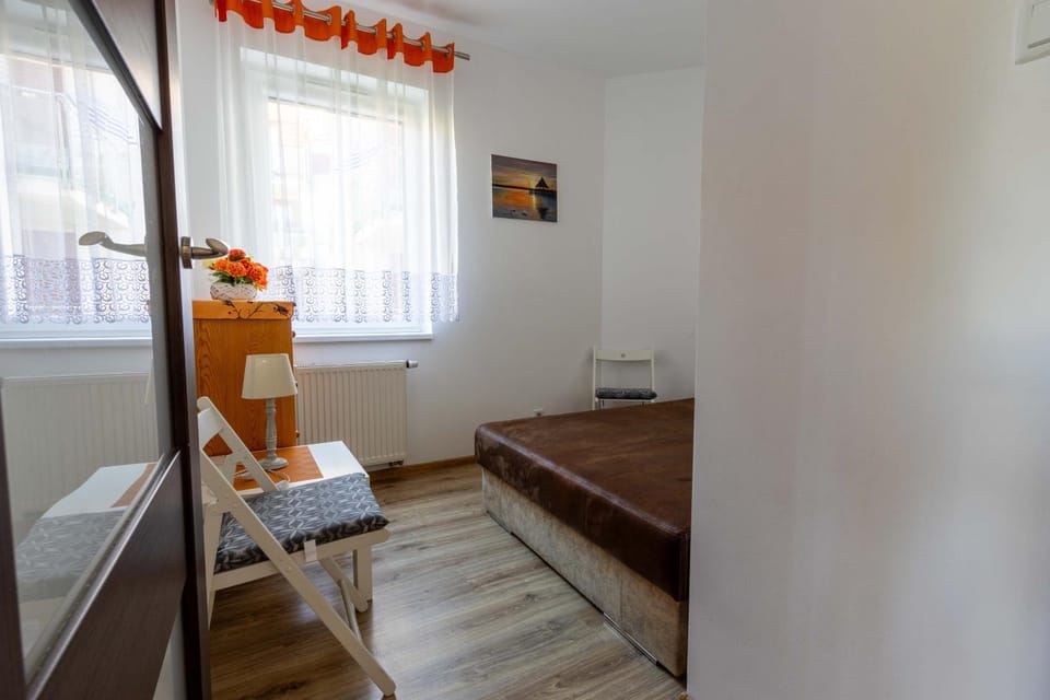 Bed, Seating area, Bedroom