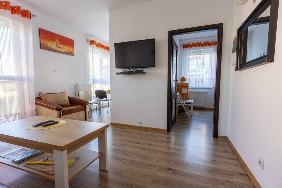 Communal lounge/ TV room, TV and multimedia, Photo of the whole room, Dining area, Bedroom