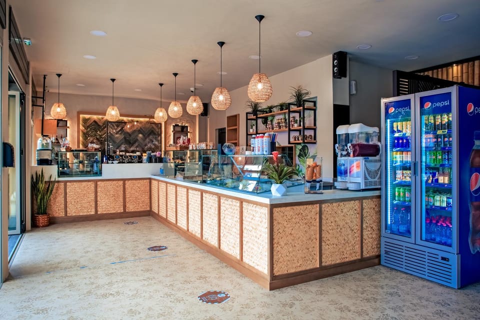 Restaurant/places to eat, Lounge or bar, Breakfast