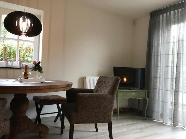 TV and multimedia, Living room, Seating area, Dining area