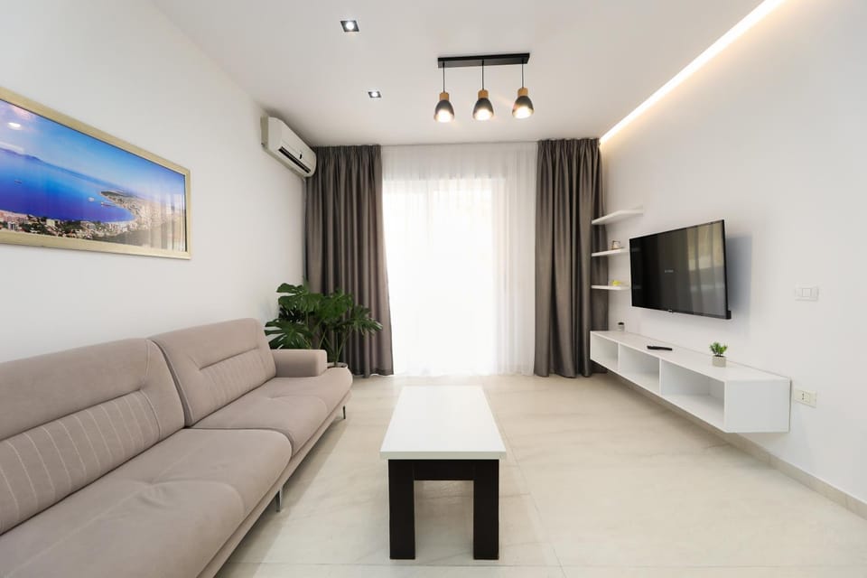 TV and multimedia, Seating area, air conditioner